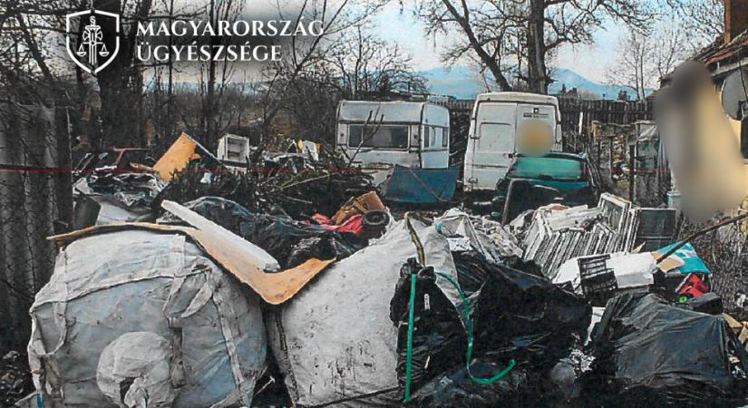 Roncsautókat és veszélyes hulladékot tárolt engedély nélkül egy esztergom-kertvárosi férfi