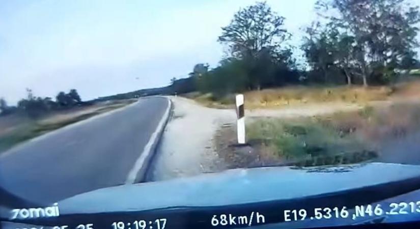 Videón, miért hajtott árokba egy sofőr Tompánál – a másik autós elmenekült
