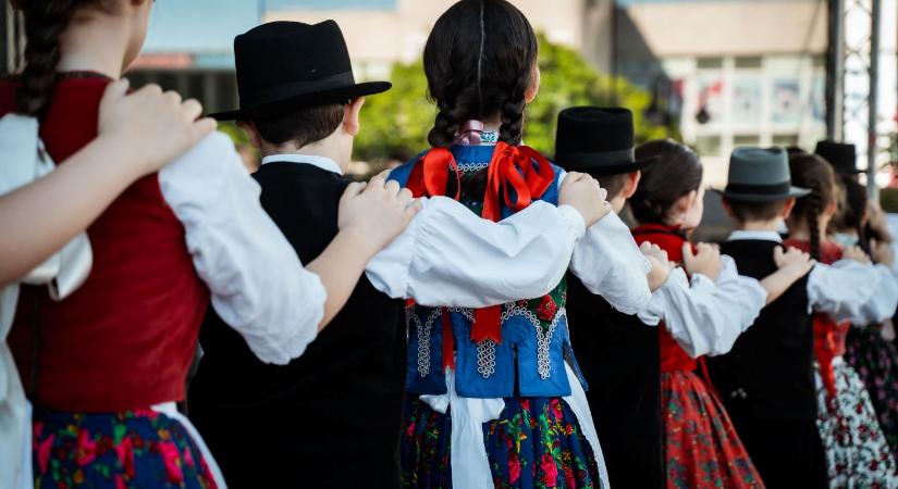 Jubileumi Duna Menti Tavasz: ötvenedszer nyílt meg a gyermekbábosok és színjátszók országos seregszemléje