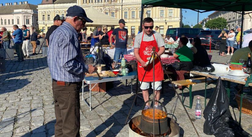 Parázs, paprika, versenyszellem: idén is meghirdették a bajai halászléfőző versenyt  fotók, videó