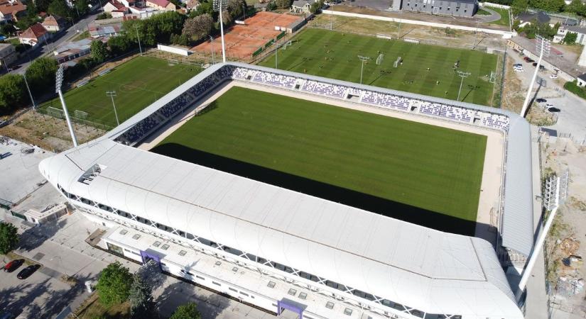 Hatalmas dupla bravúr Komáromban: a bennmaradás után az új stadion kapui is megnyílnak a KFC előtt