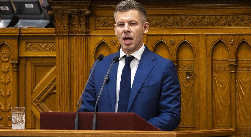 Egyesével vette tűz alá a fideszes képviselőket Magyar Péter a parlamenti beszédében, a távollévő Lázárt és Rogánt sem kímélte
