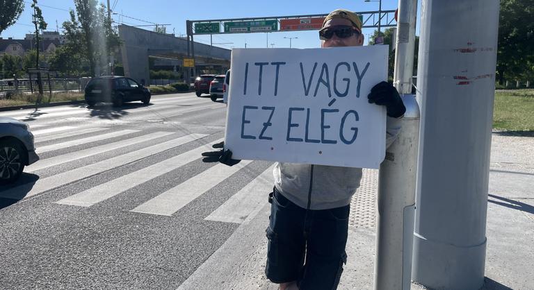 „Jó, hogy felkeltél!” – híresség lett a férfi, aki leselejtezett kampányplakátokon vigasztalja a munkába sietőket Óbudán