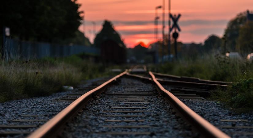 Rettenetes tragédia történt: vonattal ütközött egy gyerekeket szállító busz Belgiumban