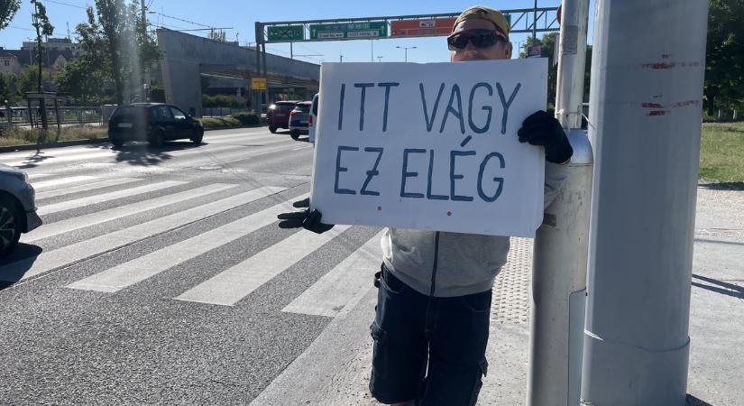 „Köszi, hogy felkeltél!” – híresség lett a férfi, aki leselejtezett kampányplakátokon vigasztalja a munkába sietőket