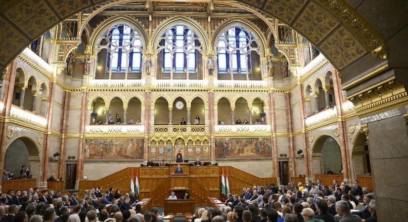 Ez gyors volt, azonnal diktatúra kiépítésével vádolták meg a Tisza-kormányt, Rétvári Bence szerint Magyar Péter fél Orbán Viktortól