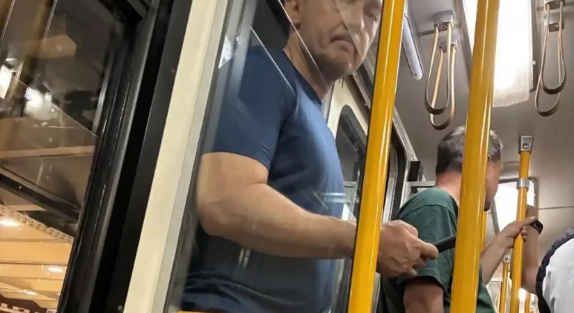 Metróra szállt Rogán Antal – farmerben és izompólóban
