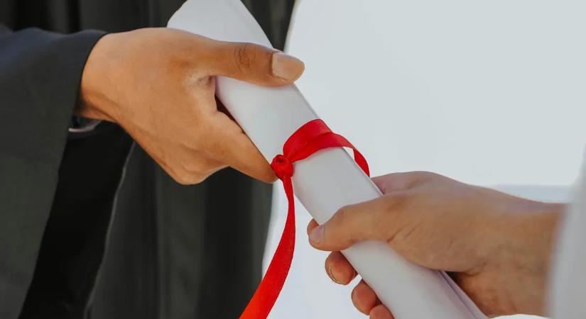 Együtt szerezte meg a diplomát anya és lánya - 22 éves lánya inspirálta, hogy visszaüljön az iskolapadba