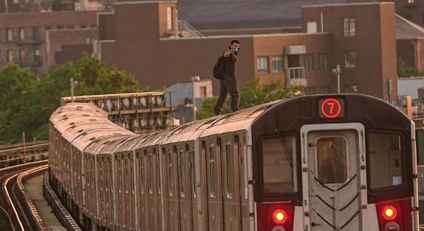 Tragédia New Yorkban: metrószörfözés közben meghalt egy 14 éves fiú