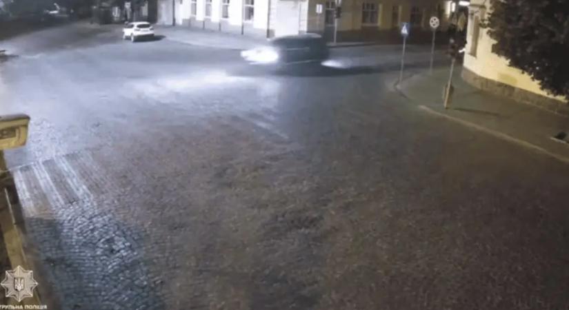 Ungváron egy sofőr nagy sebességgel a közúti korlátnak ütközött, leszerelte a rendszámtáblákat és elmenekült