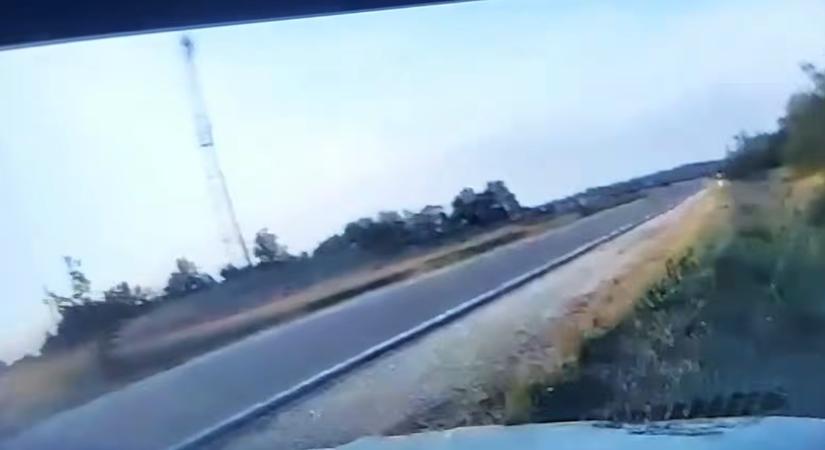 Őrült ámokfutó miatt borult fel egy autó az 53-as főúton, egy szabadnapos határrendésznek is majdnem nekihajtott – videó