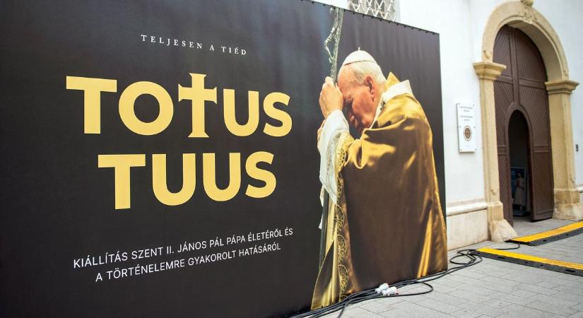 Tárlatvezetés a Totus Tuus – Teljesen a Tiéd című kiállításban