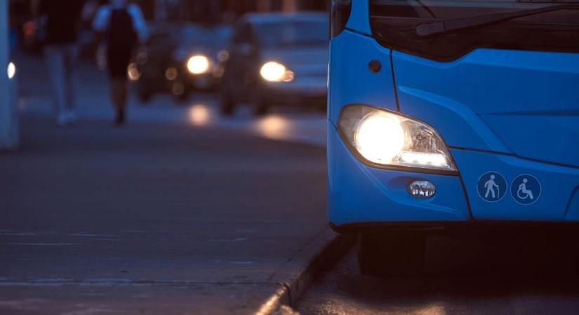 Elindult első útjára az önvezető busz: egyből balesetet szenvedett