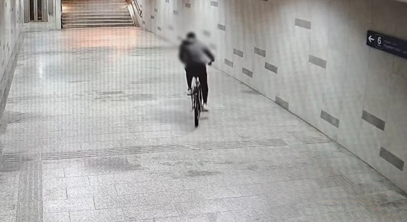 Vascsővel és karóval dolgozott a „drótszamarak réme” – Sorban kötötte el bicikliket, a kamera azonban mindent rögzített – videó