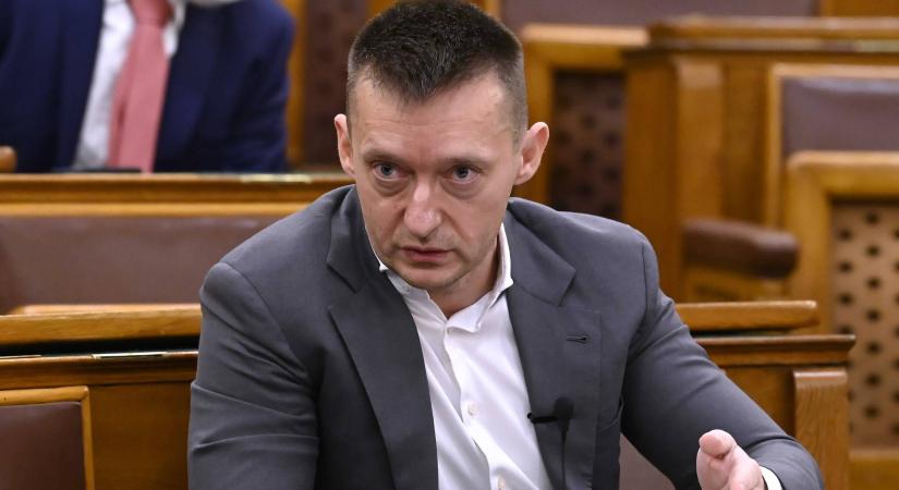 Rogán Antal 200 ezres farmerben utazott a kisföldalattin