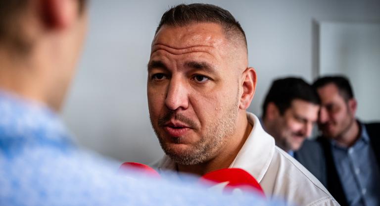 Curtis szóban is visszavágott ByeAlexnek a bohócos képek posztolása után