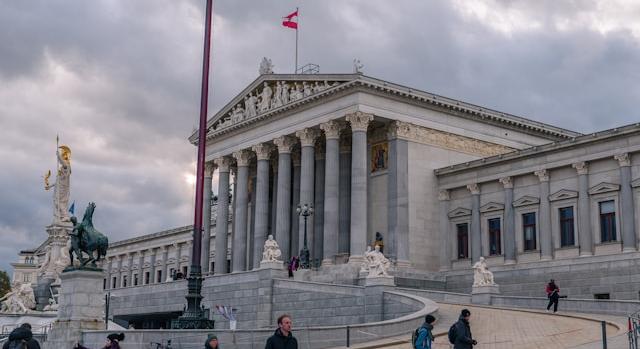 Felére csökkenhet az alapvető élelmiszerek áfája Ausztriában