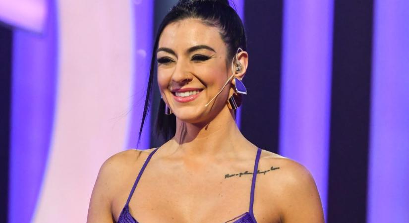 Stana Alexandra megmutatta terheshasát