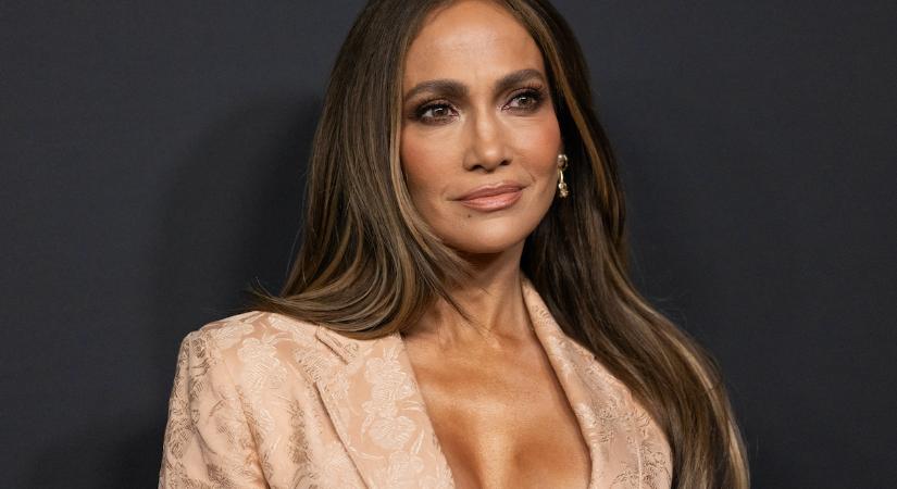 Leesett az állunk! Az 56 éves Jennifer Lopez apró bikiniben villantotta meg elképesztő alakját