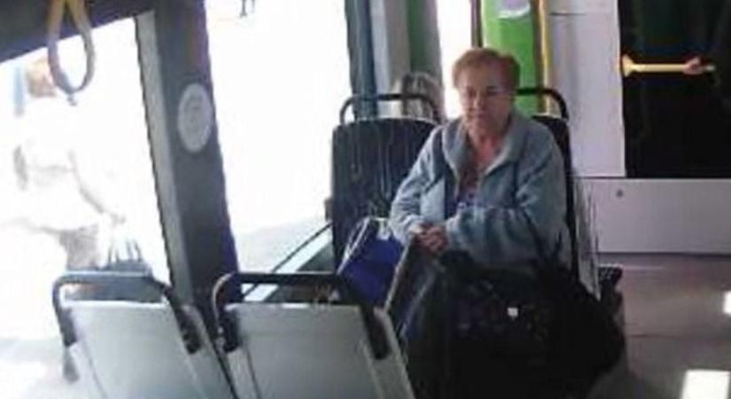 Mintha csak egy ártatlan nagymama ülne a miskolci villamoson, de nyomasztó az igazság