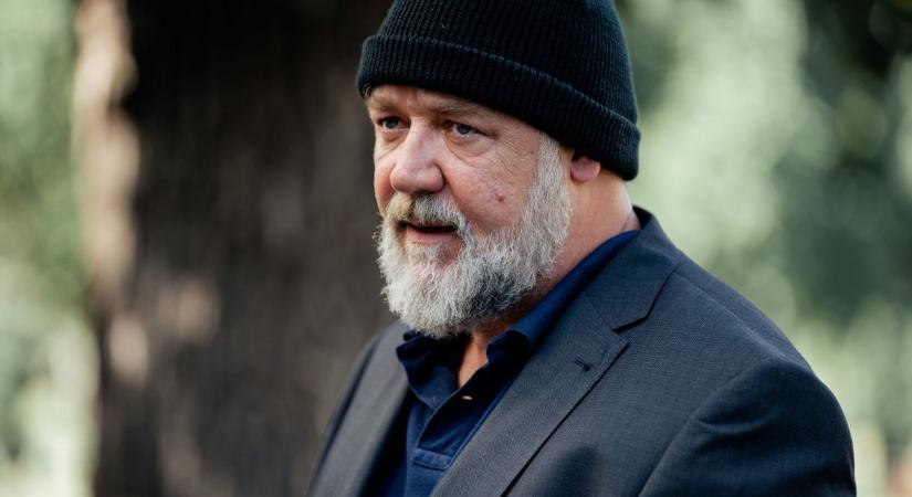 Russell Crowe saját maga tett rendet a párizsi rajongók között