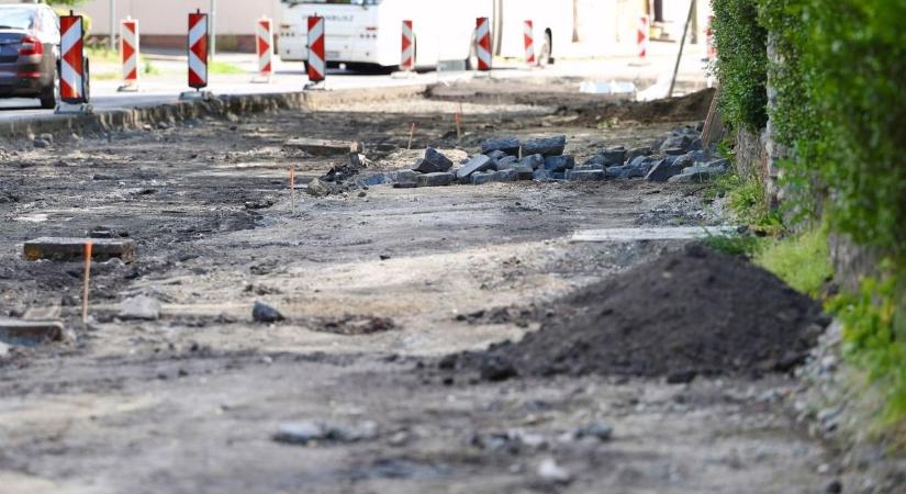 Felújítják a debreceni utcát, egy buszmegállót is át kell emiatt helyezni