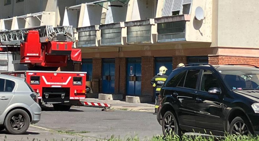 Látványos mentés Újszegeden, az erkélyen át jutottak be a tűzoltók