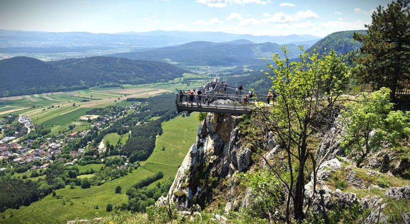 Kiléptünk a sziklákról a semmibe, miközben hegymászók bukkantak fel mellettünk – Téged is vár a Hohe Wand Natúrpark (galéria)