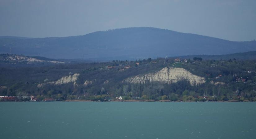 Kinek a Balatonja? Puskaporos a hangulat az aligai magasparton a lezárt lejárók miatt