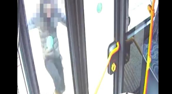 Börtönbe mehet egy férfi, mert dühében megrúgta a busz ajtaját
