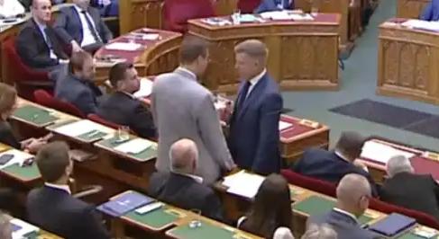 Magyar Péter odalépett Gulyás Gergelyhez az Országgyűlésben - heves a hangulat a Parlamentben