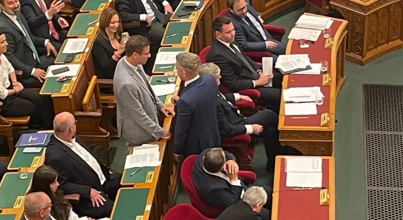 Videón, ahogy Magyar Péter odament Gulyás Gergelyhez