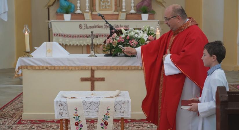 Kézzel készült stóla a templom jubileumára