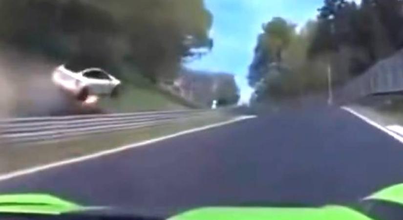 Hatalmasat repült és az erdőben égett ki egy Tesla a Nürburgringen