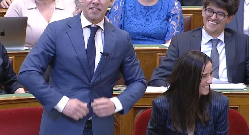 Eltorzult arccal gúnyolódott Novák Elődön Magyar Péter