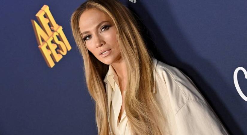Az 56 éves Jennifer Lopez falatnyi bikiniben süttette a hasát: ilyen a teste a való életben