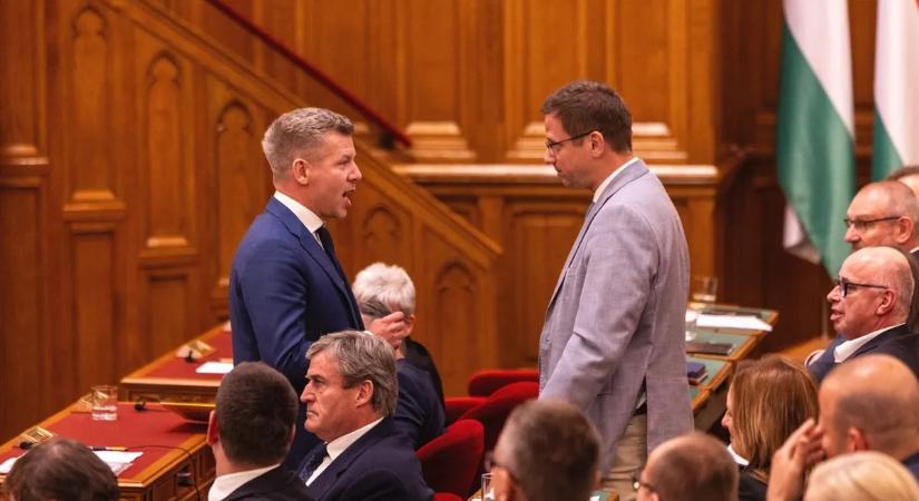 Szürreális jelenet: Magyar Péter odament Gulyás Gergelyhez veszekedni a parlamentben