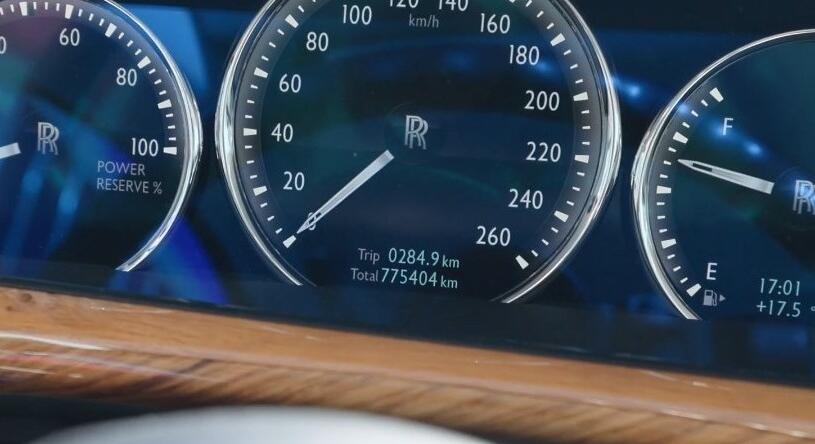 Ezt a Rolls-Royce-t úgy hajtották mint egy taxit
