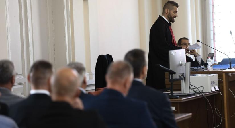 Tagadnak a korrupciós ügy vádlottjai, a volt győri rendőrkapitány fiát is perbe fogták