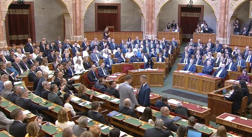 Kikapcsolták a mikrofont: egymásnak feszült Magyar Péter és Gulyás Gergely