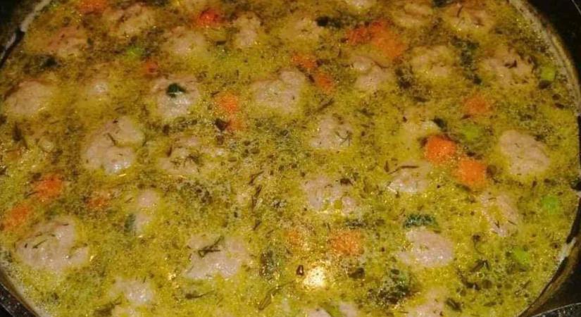 Ebből még a válogatós gyerek is kétszer szed majd: így készül a legfinomabb, békebeli húsgombócleves