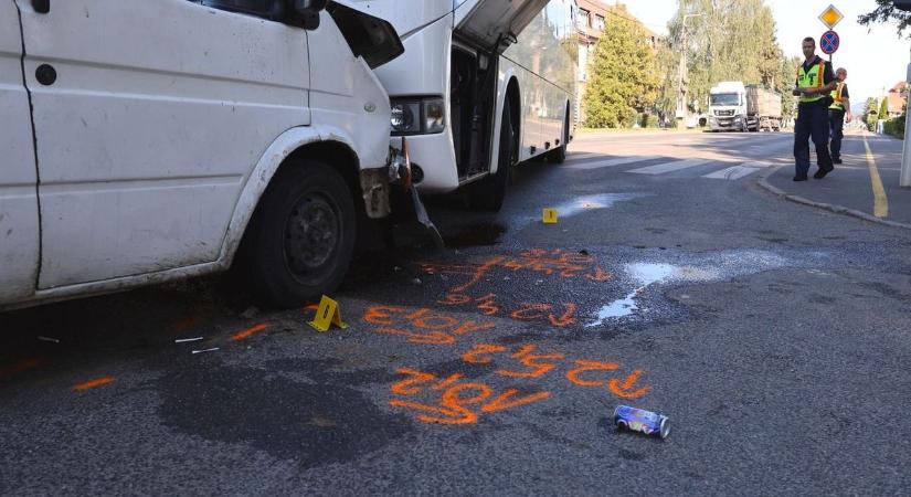 Frontális baleset a 39-es főúton: kirándulóbusz karambolozott kisbusszal Encsen - fotók, videó