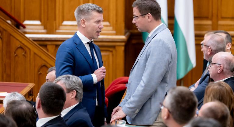 Magyar Péter a parlamenti vita hevében felállt a helyéről, odasétált Gulyás Gergelyhez, és mondott neki valamit