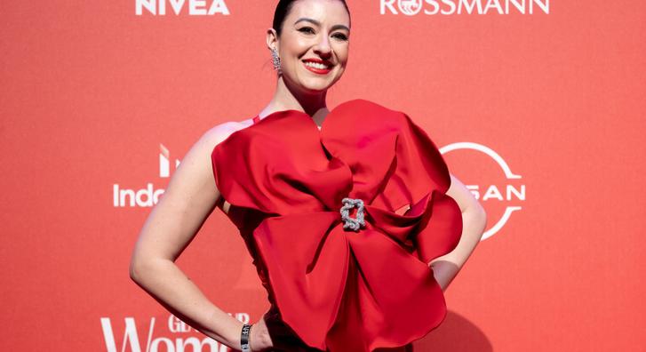 Stana Alexandra először mutatta meg terheshasát