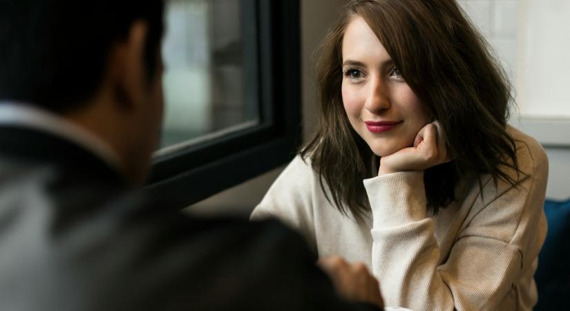 „Eszem ágában nincs „élőben” ismerkedni” – Miért nem merik már leszólítani a nőket a férfiak?
