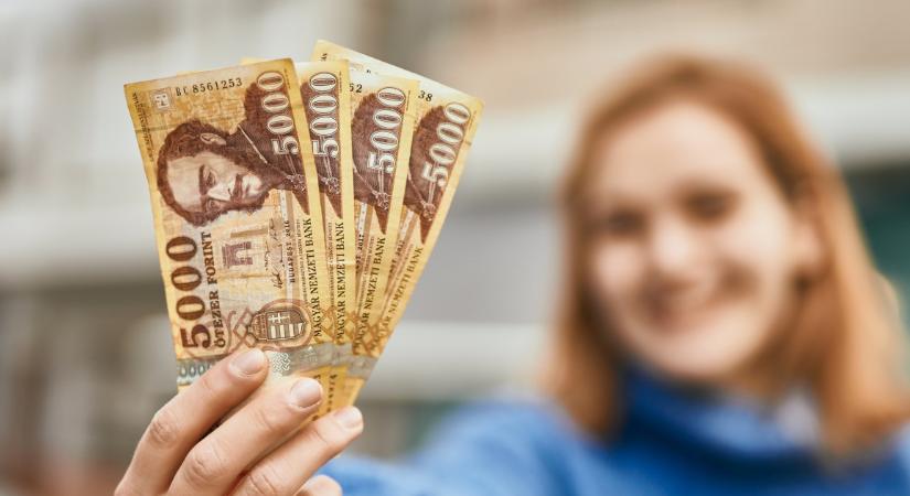 Nagyot ment a forint: megint közelebb került a 355-ös euró!