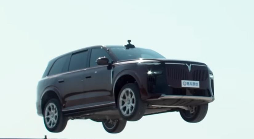 Brutális teszt: 20 métert ugrattak a családi SUV-val