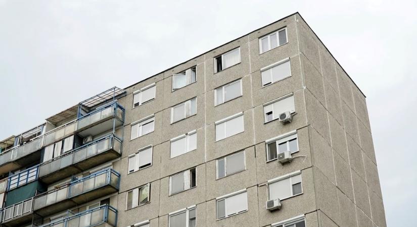 Tragédia Kaposváron: kizuhant egy nő a tizedik emeletről