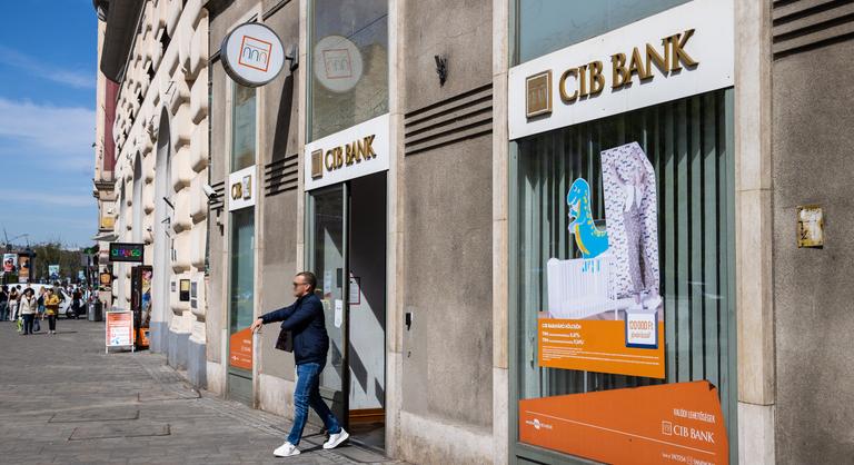 Az egyik hazai bank csaknem 10 százalékkal emeli az árait a díjstop kifutása után