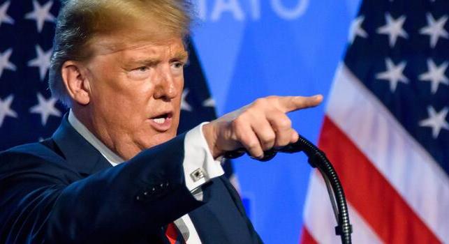 Itt a Trump telefon, meg vele együtt a vásárlók összes személyes adata
